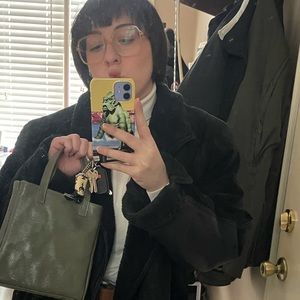 Meet your Posher, Claudia